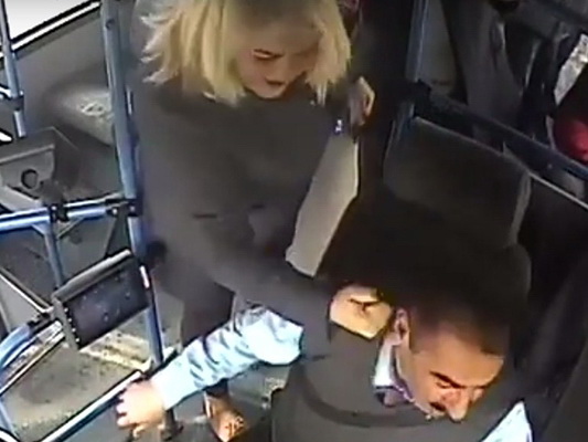 Молодая пассажирка в любительском видео соблазнила водителя автобуса