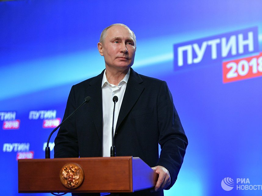 Путин набирает более 76% голосов после подсчета 99% протоколов