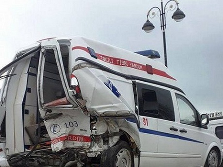 В Азербайджане «Скорая помощь», везущая пострадавшего в ДТП, попала в аварию