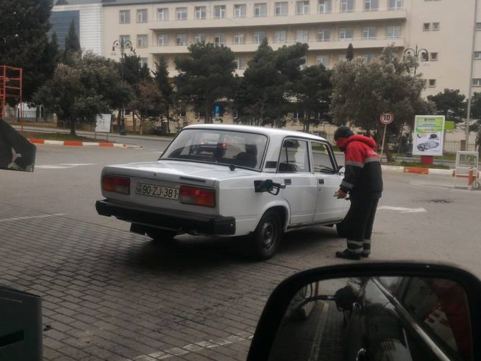 В Баку водитель вырвал заправочный пистолет бензоколонки – ФОТО