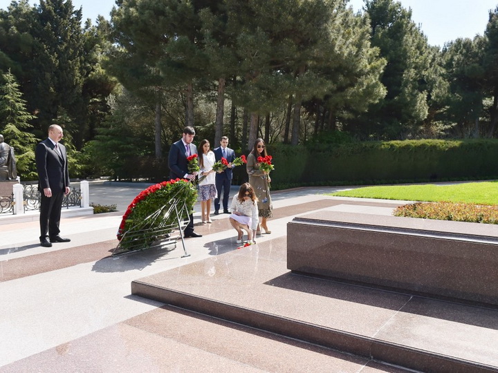 Президент Азербайджана почтил память Общенационального лидера Гейдара Алиева - ФОТО