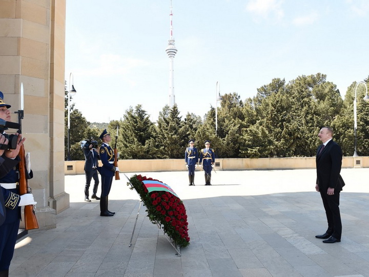 Президент Азербайджана почтил память шехидов - ФОТО