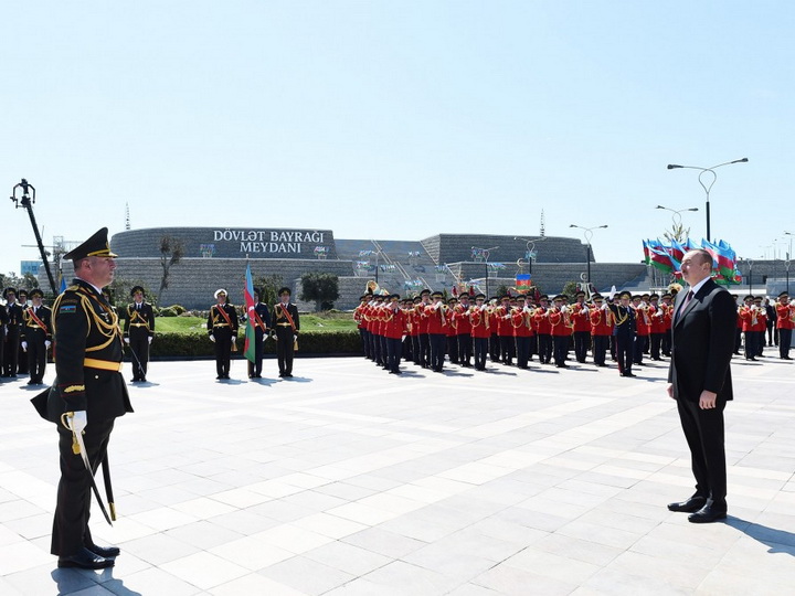Президент Азербайджана Ильхам Алиев побывал на Площади Государственного флага - ФОТО - ВИДЕО
