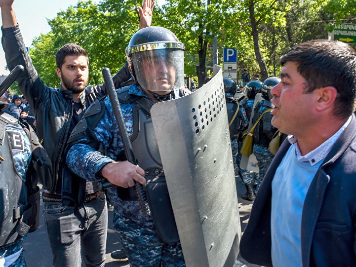 На митинге оппозиции в Ереване обещали $10 тыс. первому полицейскому, присоединившемуся к акции