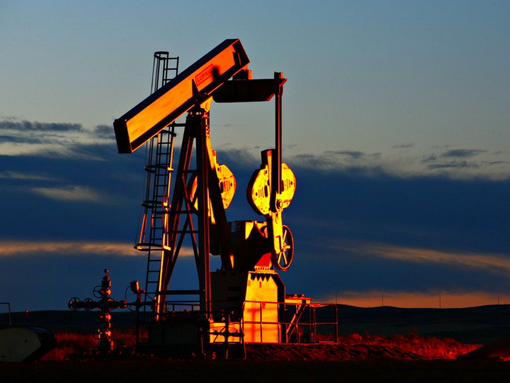 Нефть слабо дешевеет в ожидании итогов встречи в рамках ОПЕК