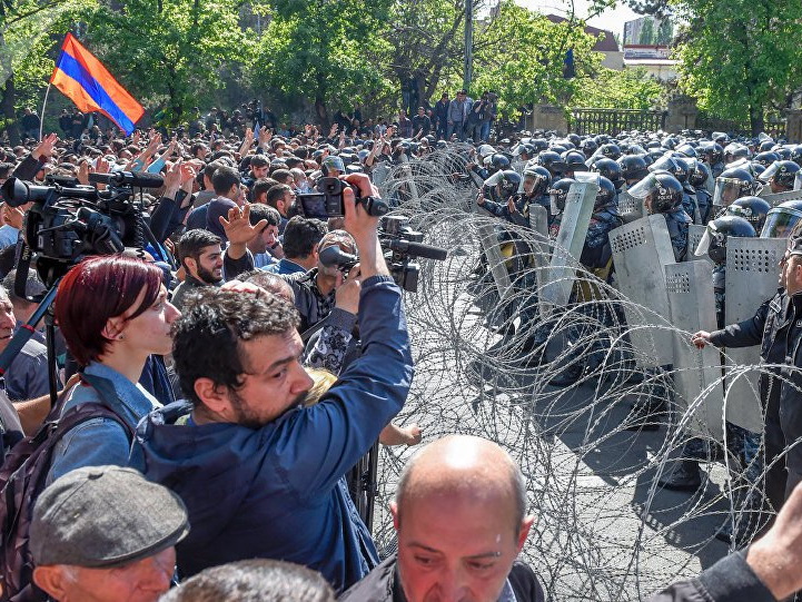 Yerevandakı etirazlar ABŞ diplomatiyasının riyakarlığını nümayiş etdirir – FOTO – VİDEO