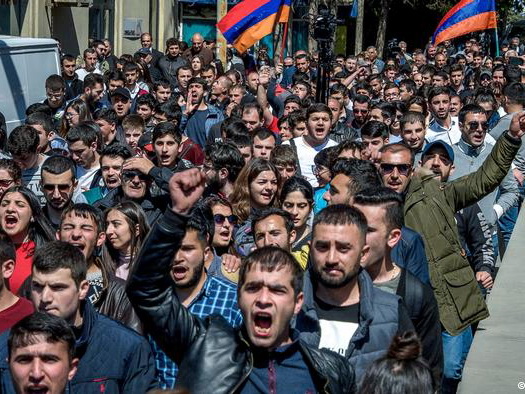 Оппозиционеры в Ереване возобновили акции протеста