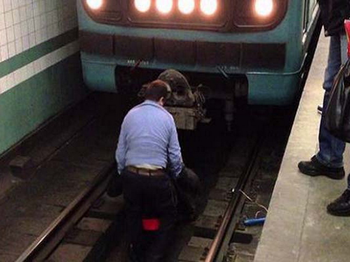 Ужасный случай в бакинском метро: женщина покончила с собой, бросившись под поезд