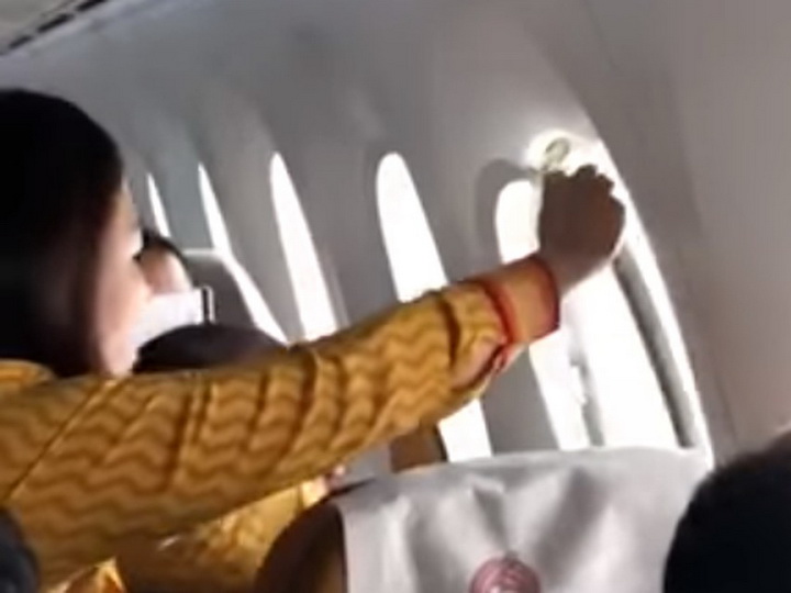 В самолете Air India во время полета треснуло стекло иллюминатора - ВИДЕО