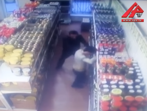 В Азербайджане грабитель ударил продавца и кассира бутылкой по голове – ВИДЕО