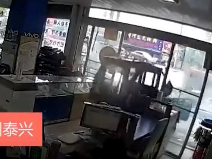 В Китае пес «за рулем» грузовика въехал в витрину магазина – ВИДЕО