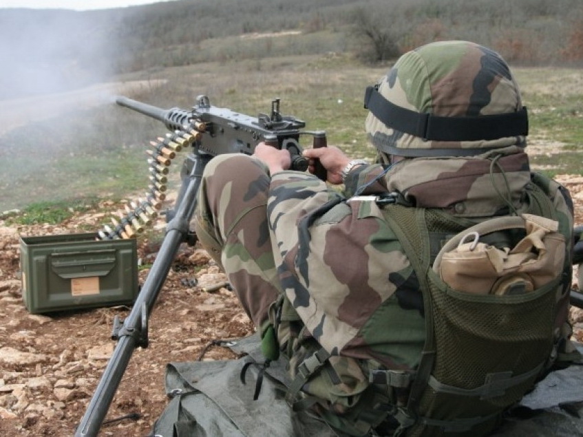 ВС Армении из крупнокалиберных пулеметов более 100 раз обстреляли азербайджанские позиции