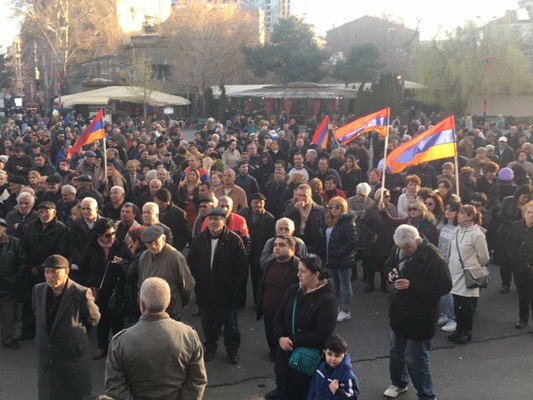 В Ереване продолжаются акции протеста - LIVE