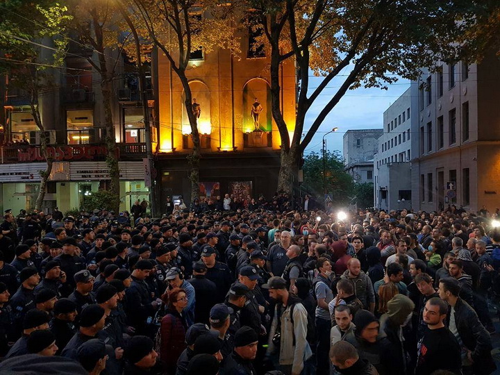 К зданию парламента в Тбилиси стянуты дополнительные силы полиции