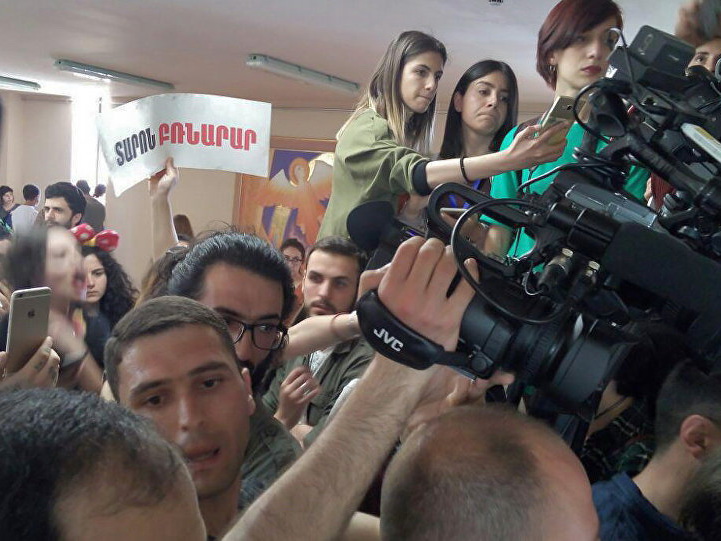 Демонстранты вломились в мэрию Еревана