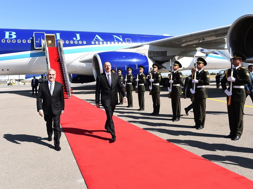 Президент Азербайджана Ильхам Алиев прибыл в Нахчыван - ФОТО