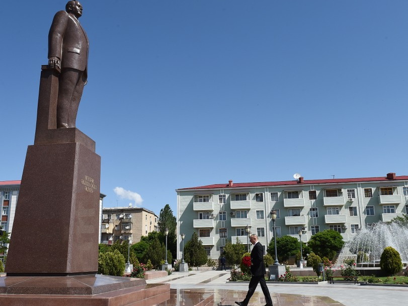 Ильхам Алиев посетил памятник общенациональному лидеру Гейдару Алиеву в Нахчыване - ФОТО