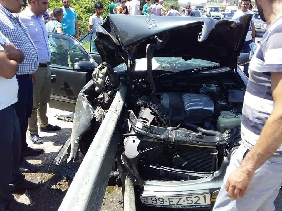 Страшная авария на трассе Баку-Сумгайыт: Машину «нанизало» на отбойник, жене водителя оторвало ноги – ФОТО