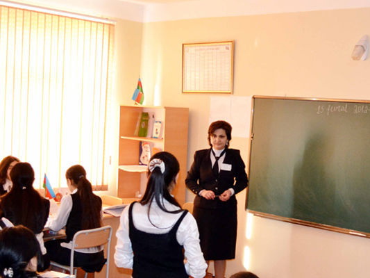 Сколько учителей в Азербайджане получают зарплату свыше 900 манатов?