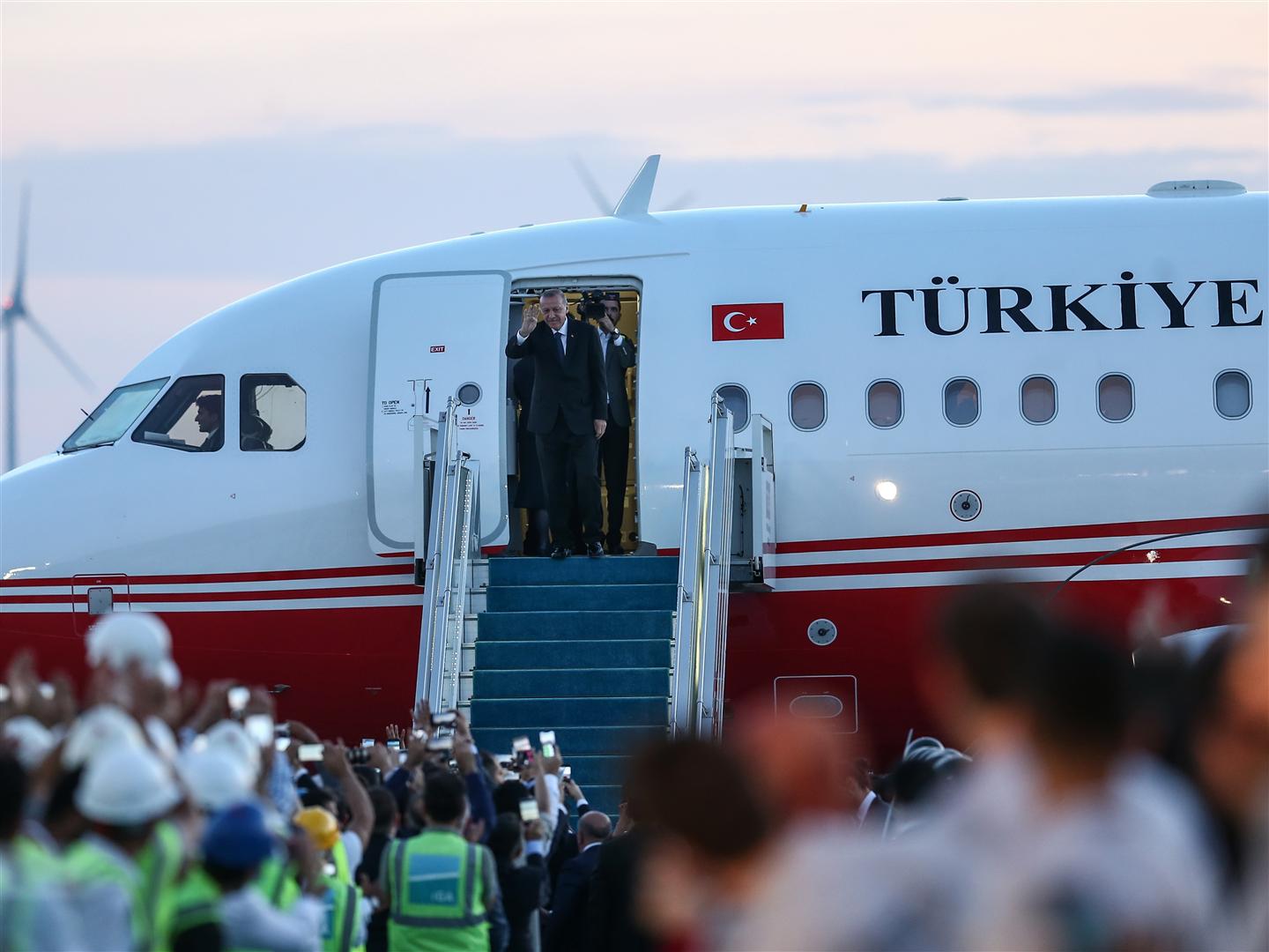Турецкий борт №1 приземлился в новом аэропорту Стамбула - ФОТО