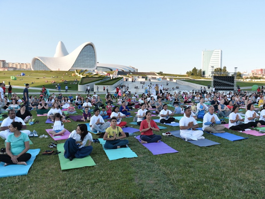 По случаю Международного дня йоги в парке Центра Гейдара Алиева прошли занятия по йоге - ФОТО