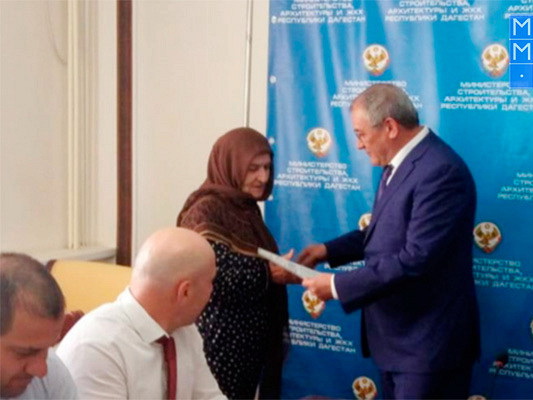 Власти Дагестана вручили жилищные сертификаты 20 переселенцам из двух сел Азербайджана