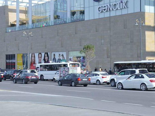 В Баку перенесут автобусную остановку, провоцирующую пробки у станции метро «Гянджлик»