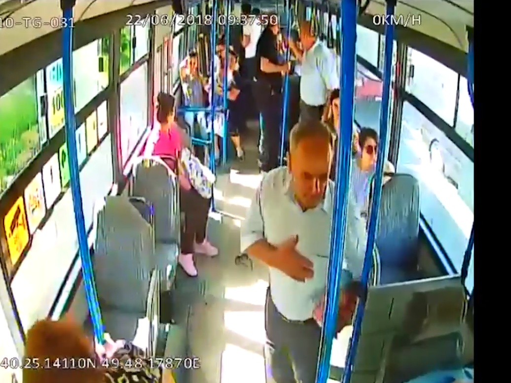 В Баку неадекватный водитель самосвала протаранил пассажирский автобус – ВИДЕО