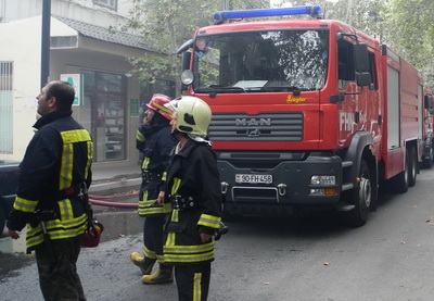 Произошел пожар в жилом здании в Ясамальском районе Баку