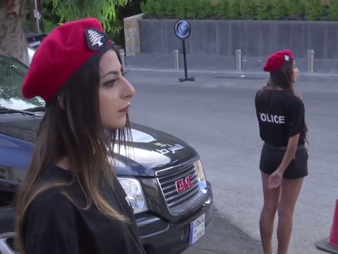 Ливанских девушек-полицейских одели провокационно ради туристов - ВИДЕО