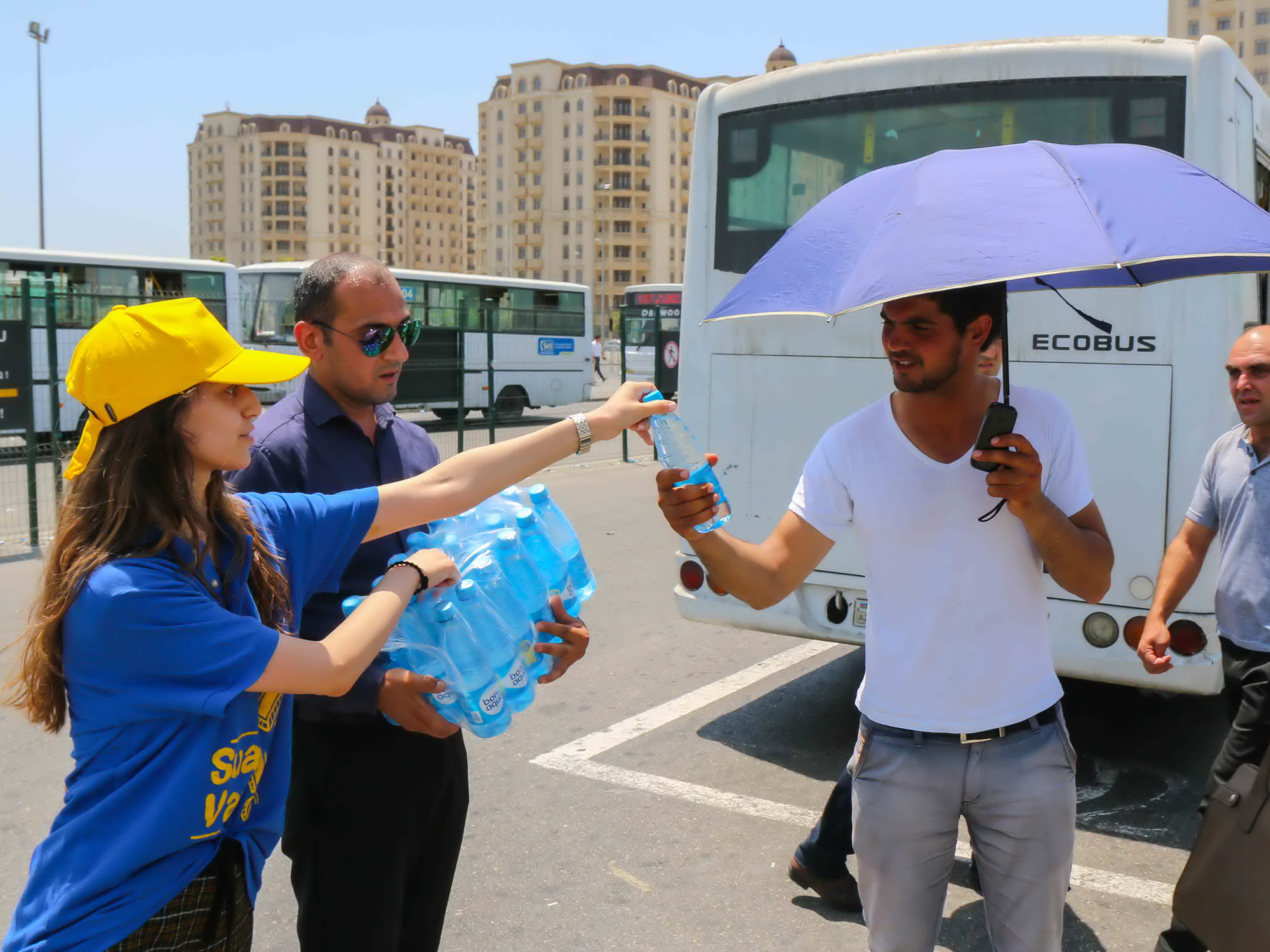 Из-за жары на бакинских автобусных остановках бесплатно раздают воду – ФОТО