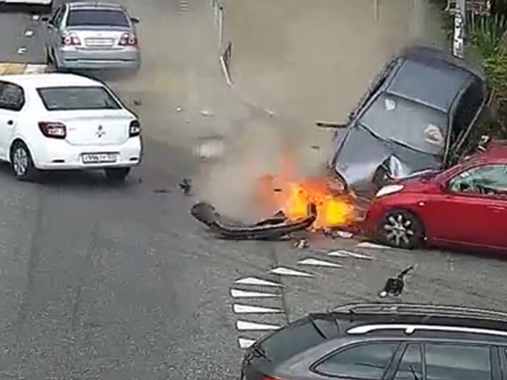 Страшная авария в Сочи: водитель врезался в толпу на тротуаре – ФОТО