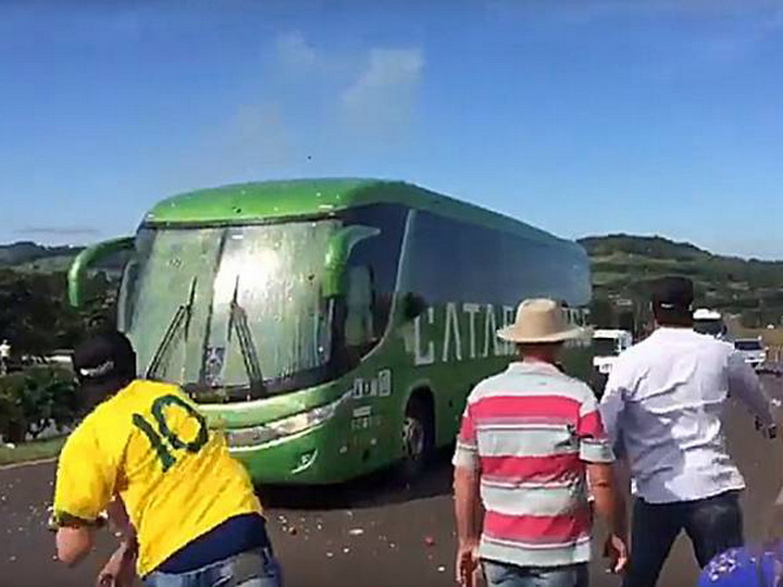 СМИ: Автобус сборной Бразилии забросали яйцами после возвращения с ЧМ-2018 - ВИДЕО