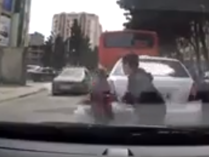 В Баку автомобиль сбил двух детей, внезапно выбежавших на дорогу