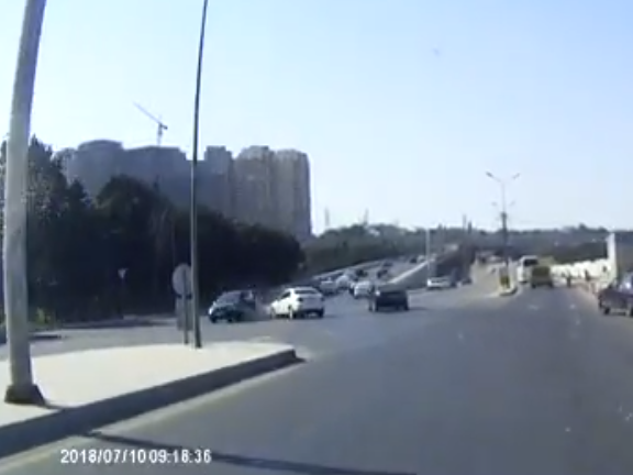 В Баку автомобиль перевернулся в ДТП – ВИДЕО