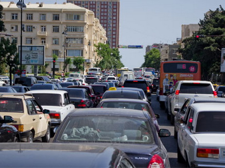На каких дорогах Баку возникли пробки?