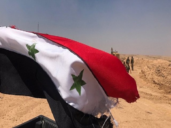 Bosra-al-Şamda Suriya bayraqları qaldırılıb