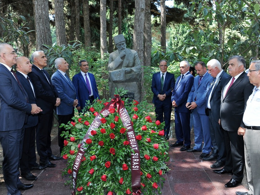 Представители азербайджанской печати посетили в Аллее почетного захоронения могилу общенационального лидера Гейдара Алиева - ФОТО