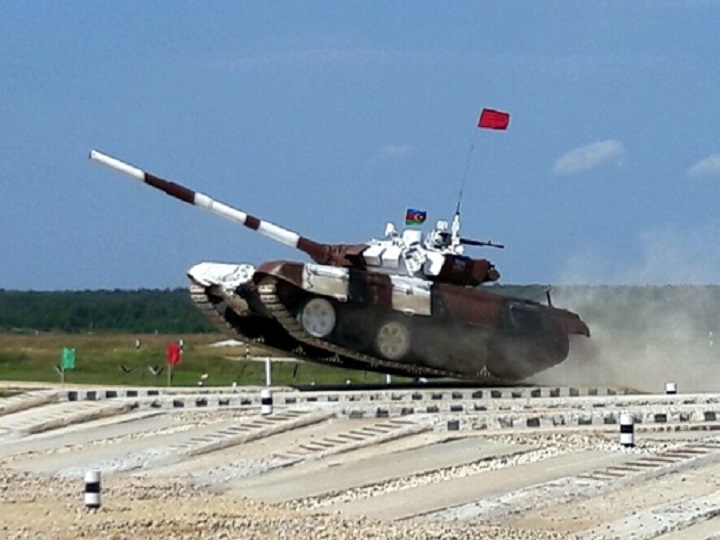 “Tank biatlonu” müsabiqəsində iştirak edəcək Azərbaycan hərbçiləri Moskvaya yola düşüb