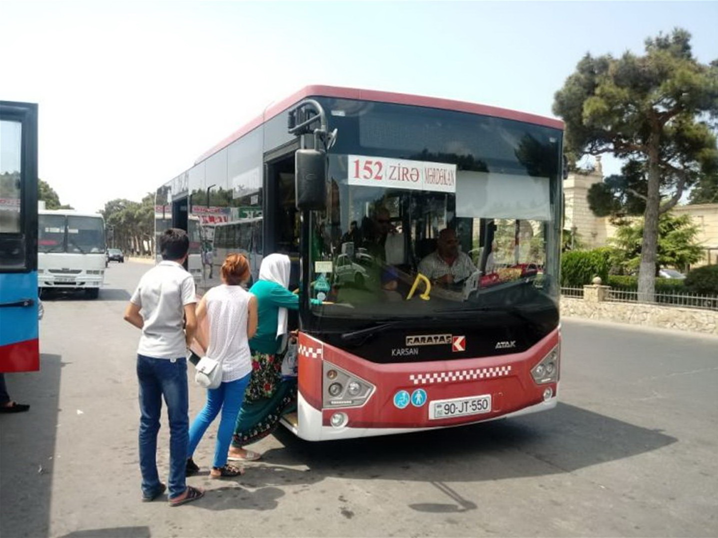 Между бакинскими поселками начал курсировать первый муниципальный автобус