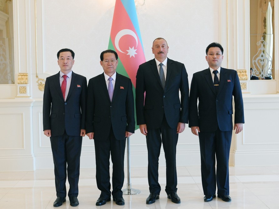 Президент Ильхам Алиев принял верительные грамоты новоназначенного посла КНДР в Азербайджане