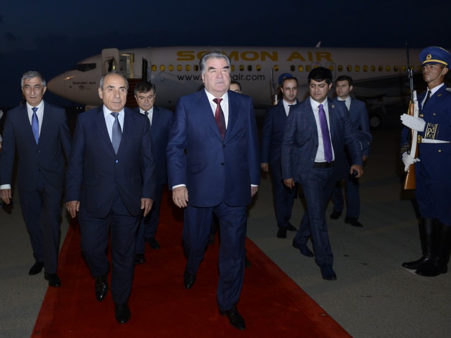 Эмомали Рахмон прибыл с официальным визитом в Азербайджан - ФОТО