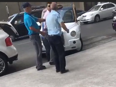 В Баку молодой водитель попытался избить пожилого парковщика – ВИДЕО