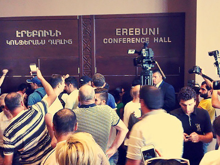 Протестующие ворвались в здание, где проходит пресс-конференция Кочаряна - ФОТО