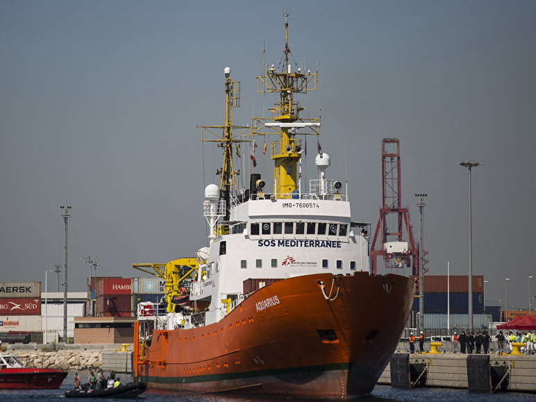 Франция примет 60 мигрантов с судна Aquarius