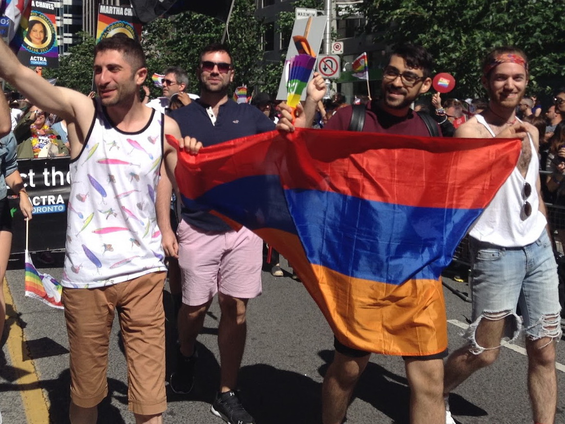 В Ереване представители ЛГБТ-сообщества напали на отделение полиции - ВИДЕО