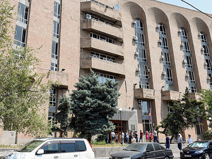 Неизвестный пригрозил взорвать правительственное здание в Армении – ВИДЕО