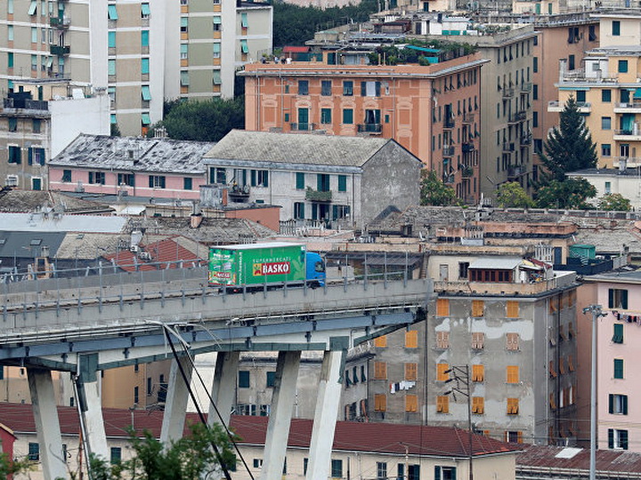 Фото грузовика на краю обвалившегося моста в Италии стало символом трагедии - ФОТО