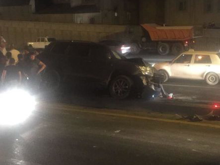 В Баку водитель внедорожника совершил тяжелое ДТП и спровоцировал большую пробку – ФОТО