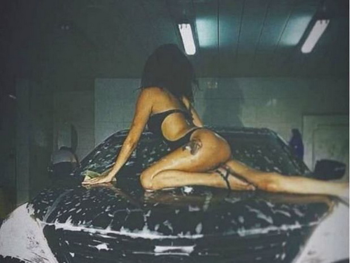 В Баку полуголая девушка вымыла автомобиль, спровоцировав общественный ажиотаж – ФОТО – ВИДЕО